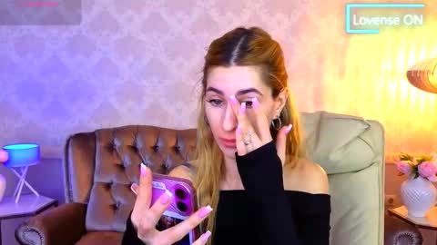 Snapshot of miss_martini chatting on November 1, 6:37 am online show from November 1, 6:37 am