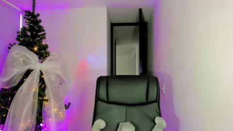 Snapshot of miss_myers chatting on January 9, 10:20 pm Goddess Myers thumb up is important for me kisses online show from January 9, 10:20 pm