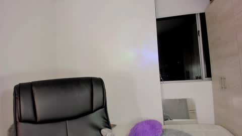 Snapshot of miss_myers chatting on January 18, 6:24 am Goddess Myers thumb up is important for me kisses online show from January 18, 6:24 am