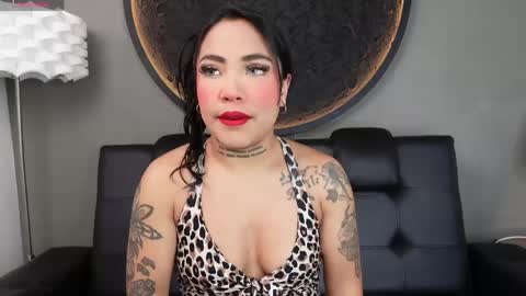 Snapshot of miss_vaiolette chatting on May 19, 11:05 am Vaiolette online show from May 19, 11:05 am