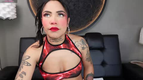 Snapshot of miss_vaiolette chatting on May 25, 11:05 am Vaiolette online show from May 25, 11:05 am