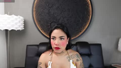 Snapshot of miss_vaiolette chatting on June 1, 11:01 am Vaiolette online show from June 1, 11:01 am