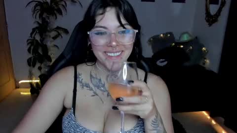 Snapshot of misscharlottte_18 chatting on December 6, 10:08 pm Missy Charlottte. Hey remember to give me a thumbs up ty online show from December 6, 10:08 pm