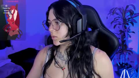 Snapshot of misscharlottte_18 chatting on November 11, 3:17 am Missy Charlottte. Hey remember to give me a thumbs up ty online show from November 11, 3:17 am