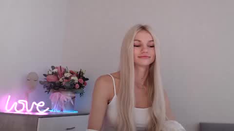 Snapshot of missemma1111 chatting on December 3, 9:33 am EMMA online show from December 3, 9:33 am