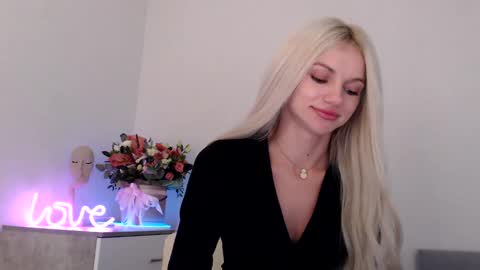 Snapshot of missemma1111 chatting on December 5, 9:17 pm EMMA online show from December 5, 9:17 pm