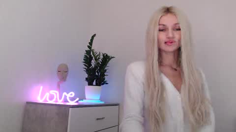 Snapshot of missemma1111 chatting on December 6, 9:02 pm EMMA online show from December 6, 9:02 pm