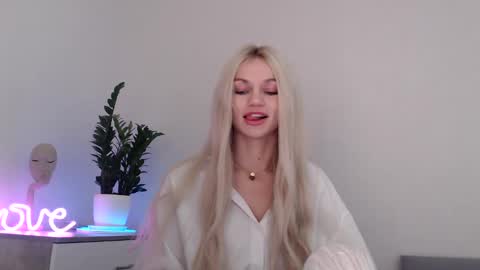 Snapshot of missemma1111 chatting on December 7, 5:26 am EMMA online show from December 7, 5:26 am