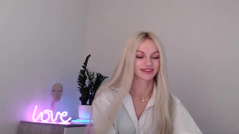 Snapshot of missemma1111 chatting on December 7, 9:55 pm EMMA online show from December 7, 9:55 pm