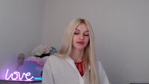 Snapshot of missemma1111 chatting on January 9, 9:26 pm EMMA online show from January 9, 9:26 pm