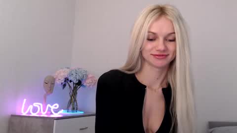 Snapshot of missemma1111 chatting on January 15, 10:24 pm EMMA online show from January 15, 10:24 pm