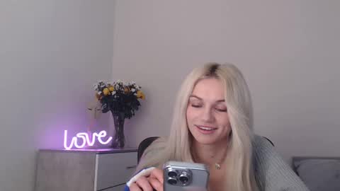 Snapshot of missemma1111 chatting on March 3, 9:05 pm EMMA online show from March 3, 9:05 pm