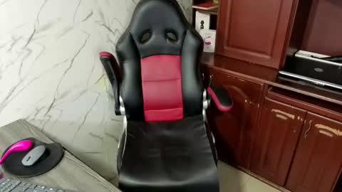 Snapshot of missescarleth chatting on October 31, 1:28 am Escarlet online show from October 31, 1:28 am