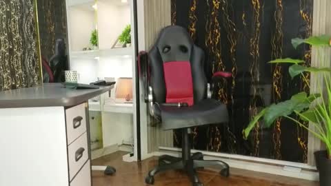 Snapshot of missescarleth chatting on November 22, 3:49 am Escarlet online show from November 22, 3:49 am