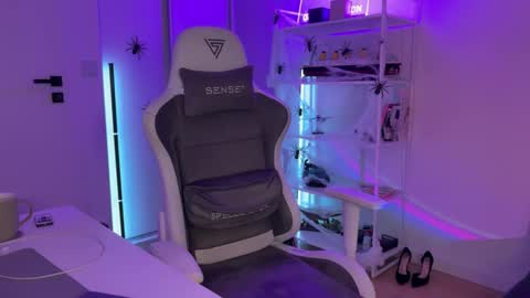 misslalii online show from October 22, 5:13 pm