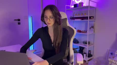 misslalii online show from December 3, 7:56 pm