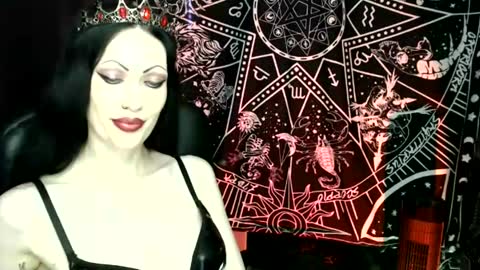 Snapshot of missmoondoll chatting on October 6, 4:32 am MissMoonDoll online show from October 6, 4:32 am