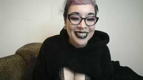 Snapshot of missy_dee chatting on December 11, 6:36 am Missy Dee online show from December 11, 6:36 am