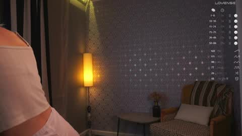 Mia online show from April 5, 6:38 pm