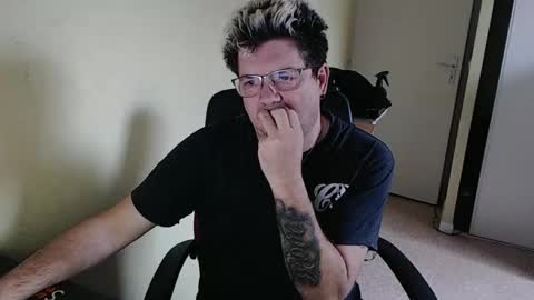 Snapshot of mistercoeur1 chatting on January 2, 2:35 pm mistercoeur online show from January 2, 2:35 pm