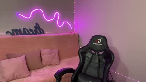 Snapshot of mistress_of_hearts chatting on November 5, 5:29 am Mia online show from November 5, 5:29 am