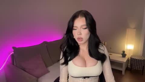 Snapshot of mistress_of_hearts chatting on November 30, 7:40 pm Mia online show from November 30, 7:40 pm