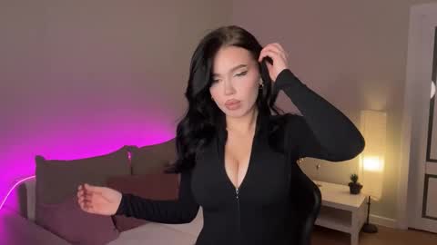 Snapshot of mistress_of_hearts chatting on December 3, 8:07 pm Mia online show from December 3, 8:07 pm