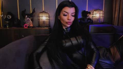 Elenia online show from December 4, 3:21 pm