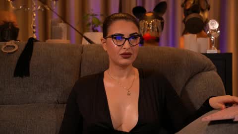 Snapshot of mistresskellykent chatting on November 3, 12:24 am Mistress Kelly online show from November 3, 12:24 am