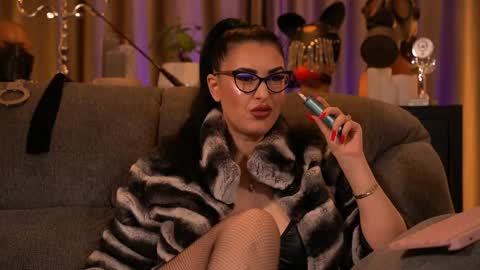 Snapshot of mistresskellykent chatting on November 8, 12:44 am Mistress Kelly online show from November 8, 12:44 am