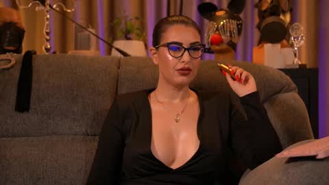 Snapshot of mistresskellykent chatting on November 15, 1:25 am Mistress Kelly online show from November 15, 1:25 am