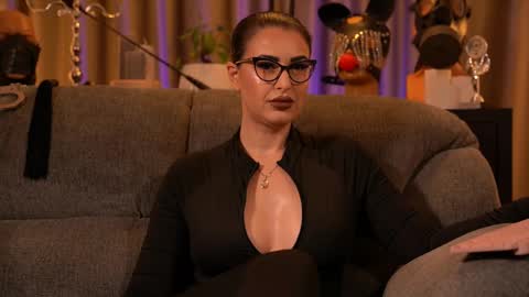 Snapshot of mistresskellykent chatting on November 17, 12:49 am Mistress Kelly online show from November 17, 12:49 am