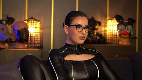 Snapshot of mistresskellykent chatting on April 23, 10:12 pm Mistress Kelly online show from April 23, 10:12 pm