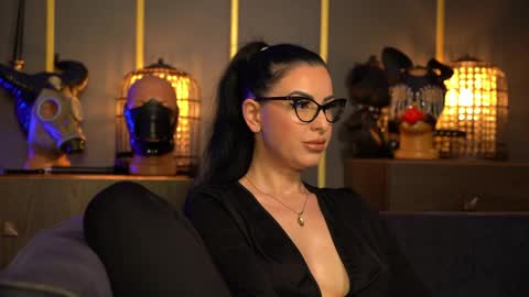 Snapshot of mistresskellykent chatting on May 17, 9:33 pm Mistress Kelly online show from May 17, 9:33 pm