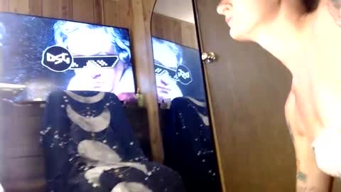 ItsMeMousy online show from September 9, 12:32 am