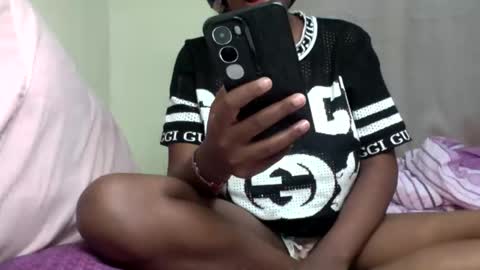 Snapshot of misty_shee chatting on December 3, 7:23 pm misty_shee online show from December 3, 7:23 pm