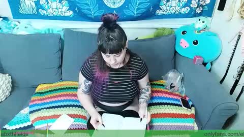 Snapshot of mizz_fieldss chatting on November 10, 4:44 am Elizabxth Fields online show from November 10, 4:44 am