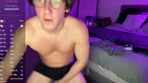 Snapshot of mizzo001 chatting on November 3, 12:46 am Leo online show from November 3, 12:46 am