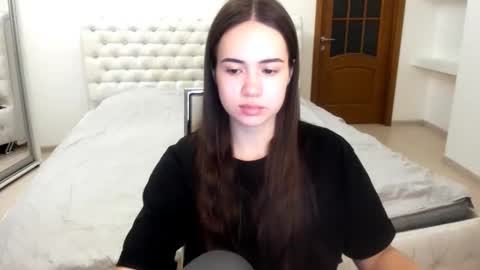 Snapshot of mmm_bananaa_ chatting on February 3, 8:35 pm Beata online show from February 3, 8:35 pm