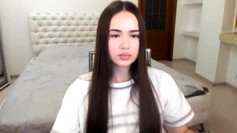 Snapshot of mmm_bananaa_ chatting on February 8, 7:38 pm Beata online show from February 8, 7:38 pm