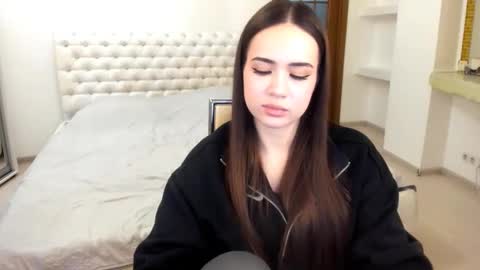 Snapshot of mmm_bananaa_ chatting on February 9, 9:17 pm Beata online show from February 9, 9:17 pm