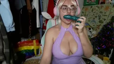 Snapshot of mochi_rainbow chatting on December 31, 8:23 pm The Mochi Rainbow Variety Show online show from December 31, 8:23 pm