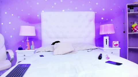 Snapshot of models_sophia chatting on December 12, 6:53 pm Sophia online show from December 12, 6:53 pm