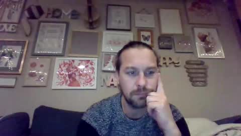 Snapshot of moi9876543210 chatting on January 6, 11:31 pm Julien online show from January 6, 11:31 pm