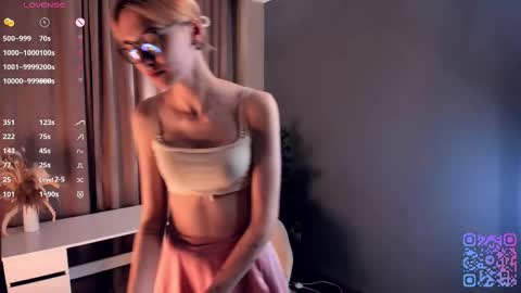 Snapshot of moirebroady chatting on October 7, 1:14 am Laura online show from October 7, 1:14 am