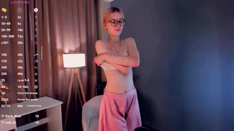 Snapshot of moirebroady chatting on October 8, 1:25 am Laura online show from October 8, 1:25 am