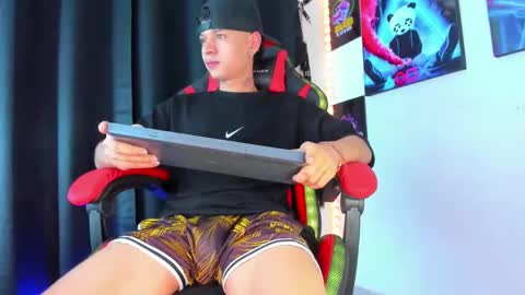 Snapshot of moises_23cm chatting on December 13, 7:32 pm moises_23cm online show from December 13, 7:32 pm