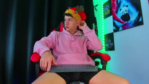 Snapshot of moises_23cm chatting on December 16, 11:44 am moises_23cm online show from December 16, 11:44 am