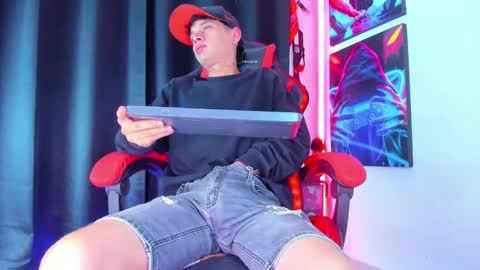 Snapshot of moises_23cm chatting on January 21, 1:32 pm moises_23cm online show from January 21, 1:32 pm