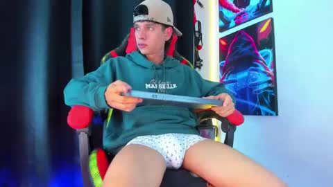 Snapshot of moises_23cm chatting on January 28, 5:00 am moises_23cm online show from January 28, 5:00 am